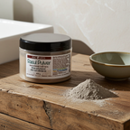 Plastburk med MacUrth Moroccan Rhassoul Clay Powder 440 g placerad på träyta med lite pulver bredvid