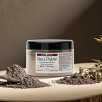 Plastburk med MacUrth Rasulpulver Marockansk Tvål-lera 440 g på träyta med lite pulver runt