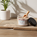 Plastburk med MacUrth Rasulpulver Marockansk Tvål-lera 440 g på träyta med lite pulver runt