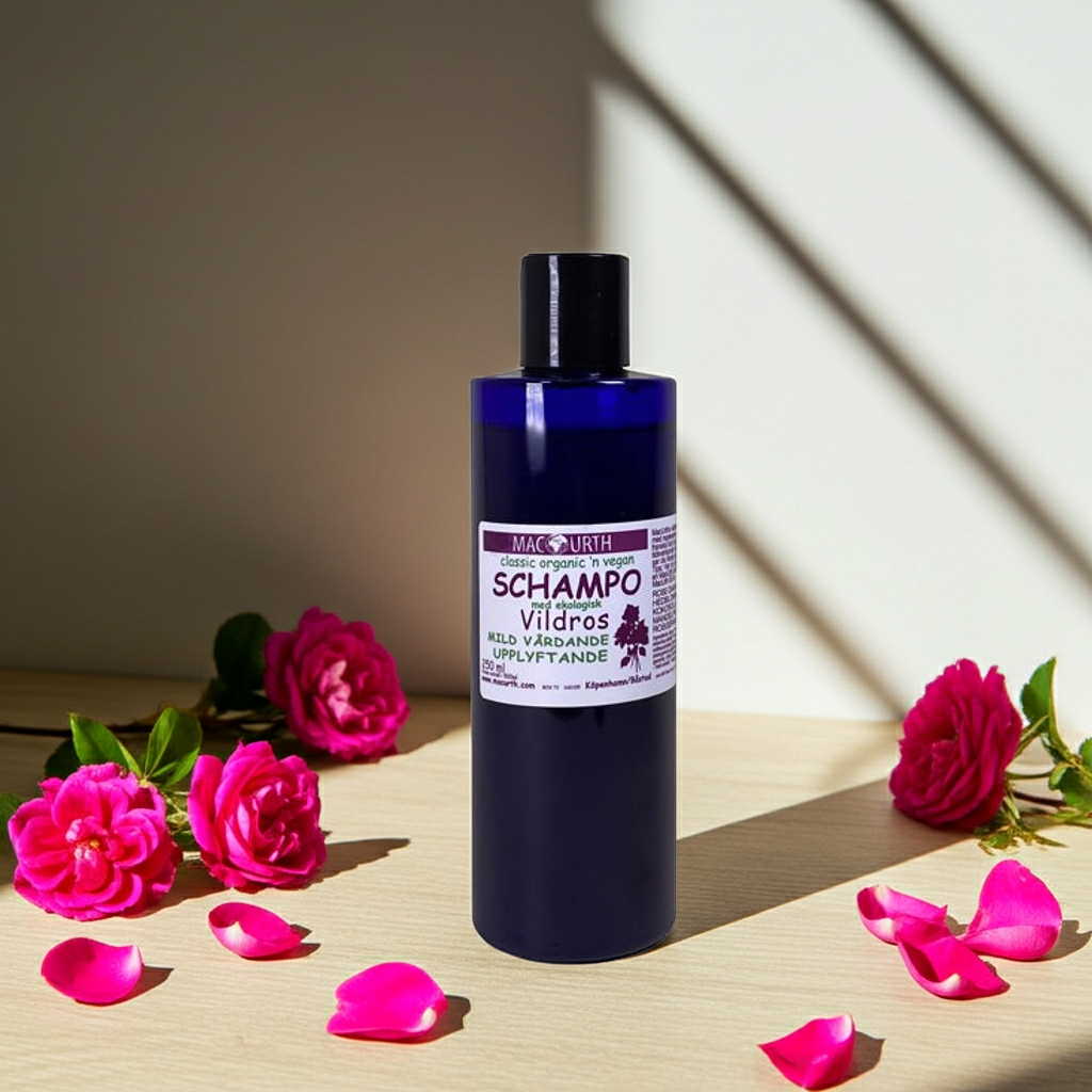 MacUrth Vildros schampo i plastflaska, placerad bland vildrosblommor och lösa kronblad, elegant naturlig bakgrund med subtilt ljus.