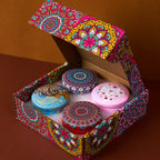 Doftljus i presentförpackning – 4-pack med blommiga aromer i vintage-stil