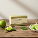 Savon de Midi handgjord limesåpa 100 g på träyta med limeblad och skivor