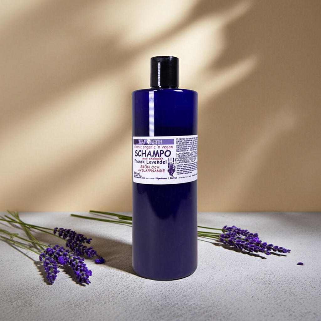 Plastflaska med schampo omgiven av lavendelkvistar på en plan yta med naturligt ljus