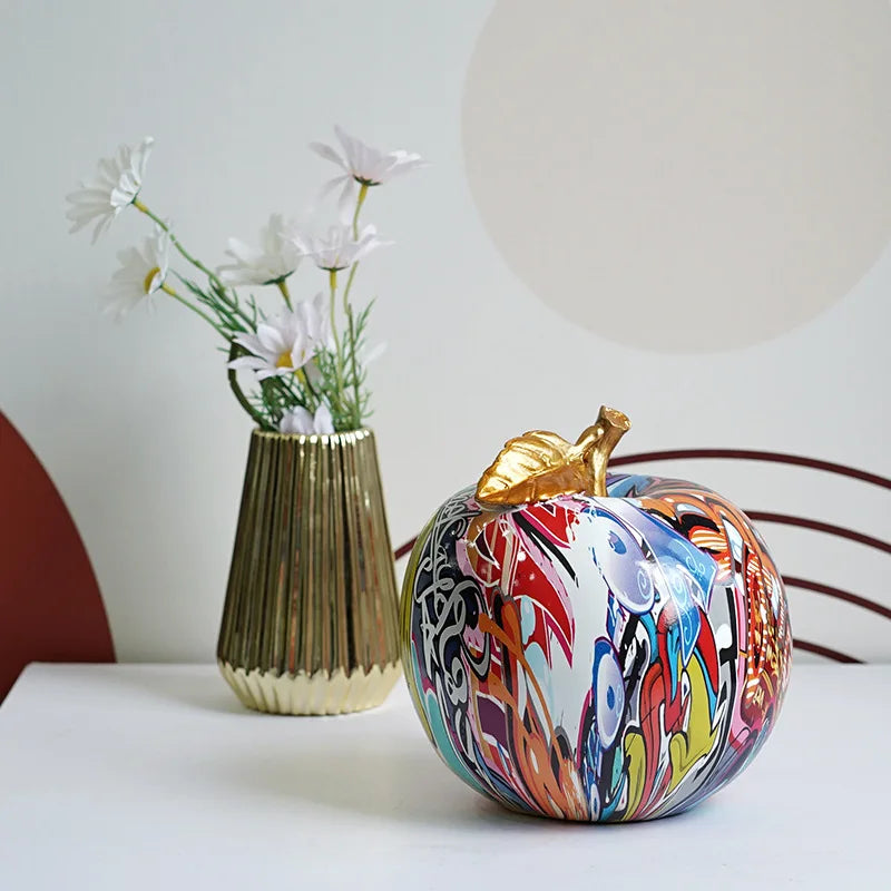 Graffiti-äpple i resin, storskalig version – modern konstdekoration för vardagsrum.