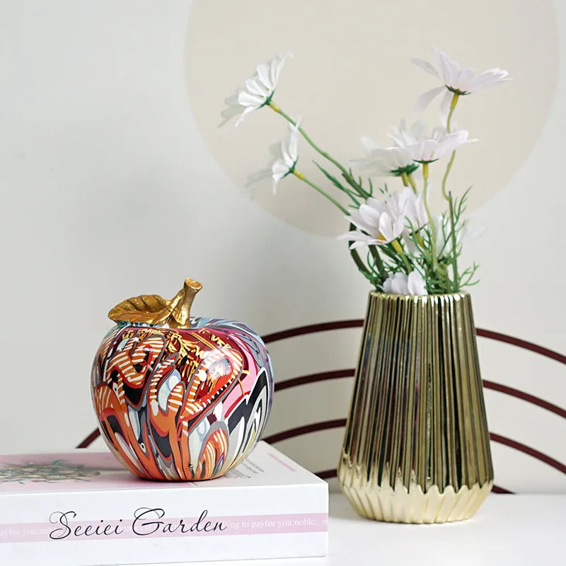 Graffiti-äpple i resin, liten version – färgstark dekoration för kontor eller hall.